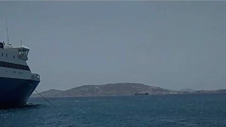 Smart πέφτει στο λιμάνι της Μυκόνου… και επιπλέει σαν βάρκα (βίντεο)